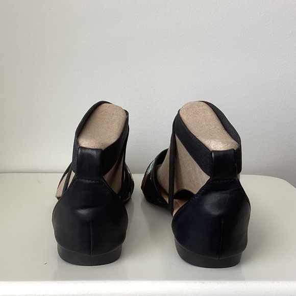 Ankle Strap Flats with Embroidered Floral Pattern Details - EUR 37 - Picture 6 of 12